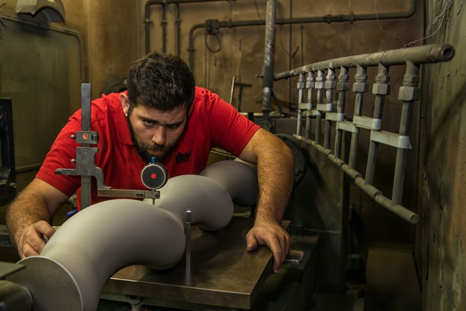 Arbeiter in der Werkstatt: Thermisches Spritzen Chemieindustrie